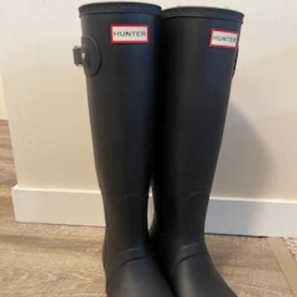 Hunter Tall Size 10 Matte Black Like New with Navy Socks - Picture 1 of 10